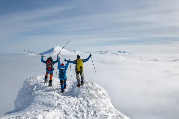 Excursionistas están por encima de las nubes Imagen De Stock