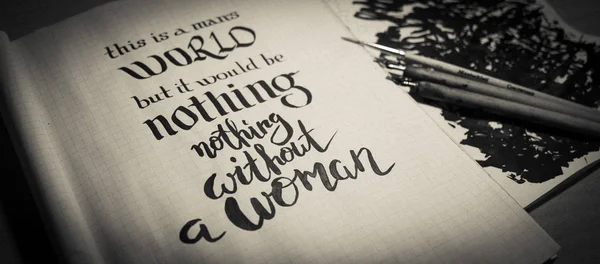 Kalligrafie inkt op papier. Over vrouw — Stockfoto