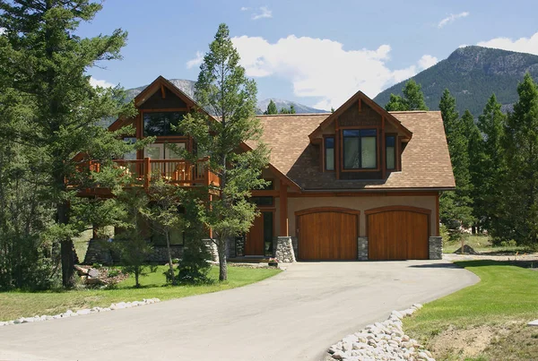 Casa Unifamiliar Canadá Con Telón Fondo Montaña —  Fotos de Stock