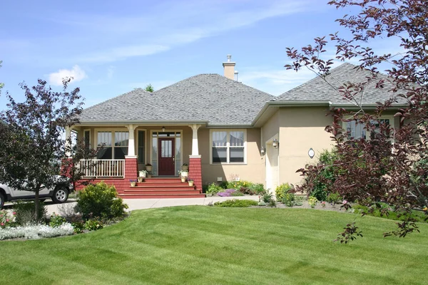 Casa Unifamiliar Canadá Con Hermosos Jardines Cielo Azul — Foto de Stock