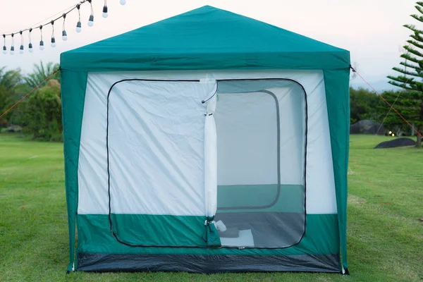 Zelt auf dem Rasenplatz — Stockfoto