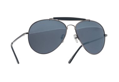 Beyaz bir arka plan üzerinde moda güneş gözlüğü