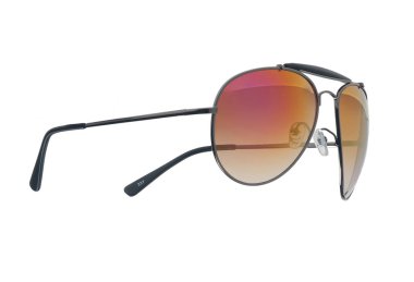 Beyaz bir arka plan üzerinde moda güneş gözlüğü