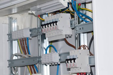 Elektrikçi yeni kontrol kutusunda çalışıyor