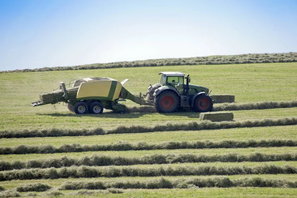 Tractor Work Field Loading Hay Stacks — Stock Photo, Image
