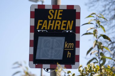 Almanya'da dijital hız limiti işareti araç sürücüsünün hız ölçüsünü gösterir. (Çeviri 
