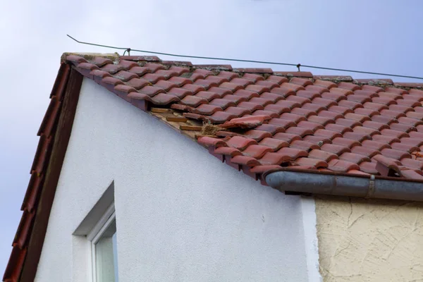 Dachschäden Nach Sturm Umgestürzte Schindeln Auf Haus — Stockfoto