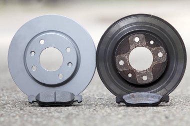 Araba fren diski ve ped. Güvenlik için eski ve yeni değiştirmek için kullanılır
