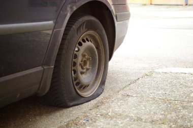 Lastik patlamış, tekerlek hasar görmüş.