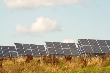 Güneş enerjisi yoluyla enerji üretmek için fotovoltaik sistemin güneş hücreleri