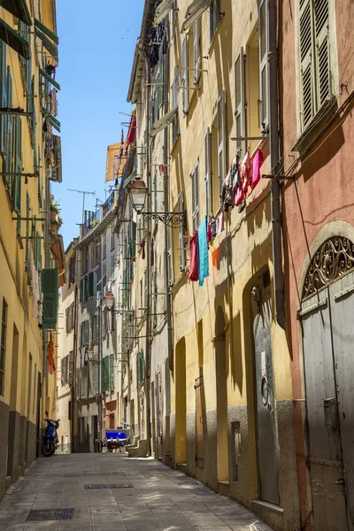 Antiguas casas coloridas en el centro de Niza — Foto de Stock
