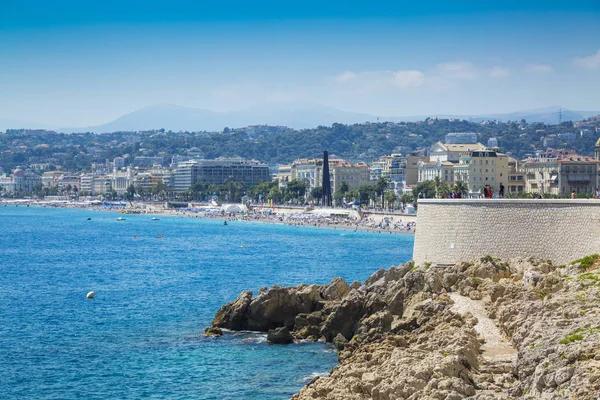 Skaliste wybrzeże nad Morzem Śródziemnym w Nicei — Zdjęcie stockowe