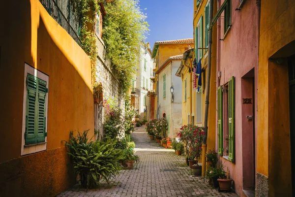 Hermosa calle colorida en el mar Mediterráneo — Foto de Stock