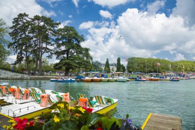 Yaz aylarında güzel göl şehrin Annency