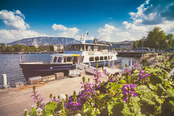 Schip in de haven van het meer van Genève — Stockfoto