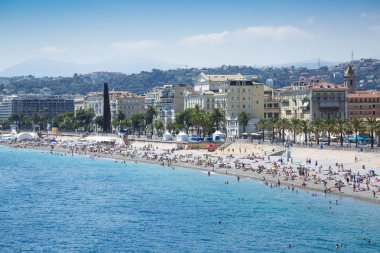 Masmavi bir deniz ve plaja Nice