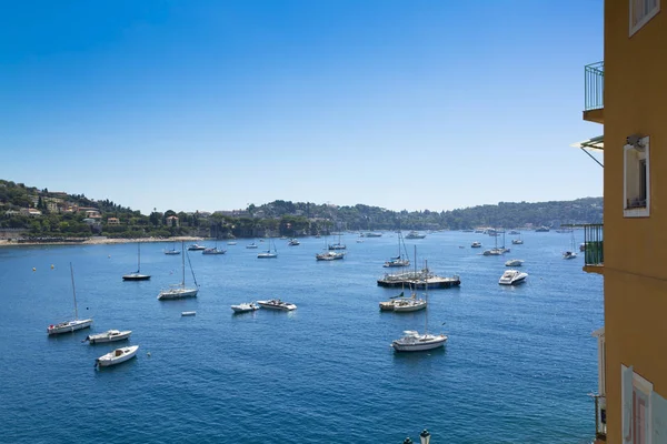 Barche a vela nel porto sul Mar Mediterraneo — Foto Stock