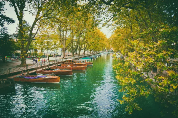 Beroemde water kanaal in de stad Annency — Stockfoto