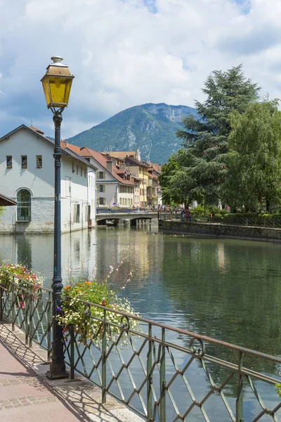 Laterne über dem Wasser in der Stadt — Stockfoto