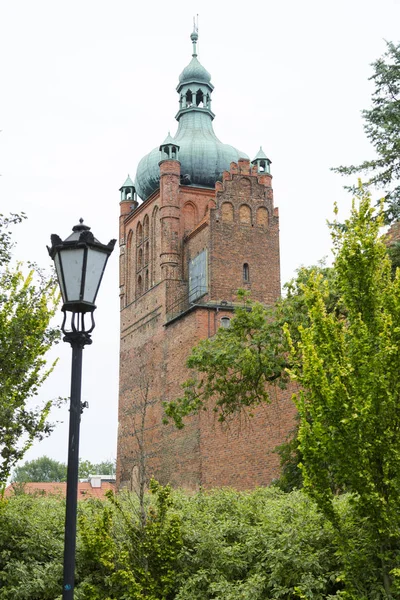 Catedral torre de la iglesia en la ciudad de Plock, Polonia — Foto de Stock