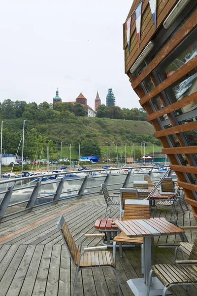 Puerto y embarcadero en el río Vístula en la ciudad de Plock, Polonia — Foto de Stock