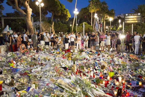 As pessoas prestam homenagem às vítimas do ataque terrorista em Nice, França — Fotografia de Stock