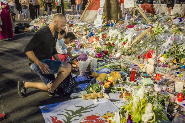 As pessoas prestam homenagem às vítimas do ataque terrorista em Nice, França — Fotografia de Stock