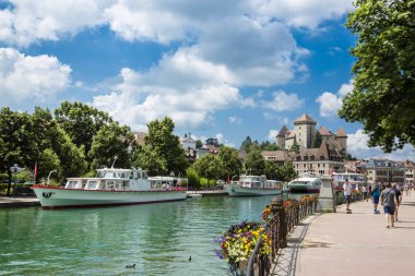 Tekne Annency City ile pitoresk eski şehir ve su kanal 