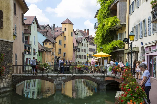 Schilderachtige oude stad en toeristen in de stad Annency in de zomer — Stockfoto