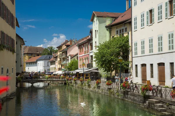 Festői óvárostól és nyáron Annecy kastélyától városban a turisták — Stock Fotó