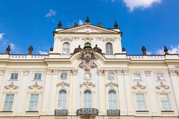 Palacio del Arzobispo en el Castillo de Squarem, Praga en la República Checa — Foto de Stock