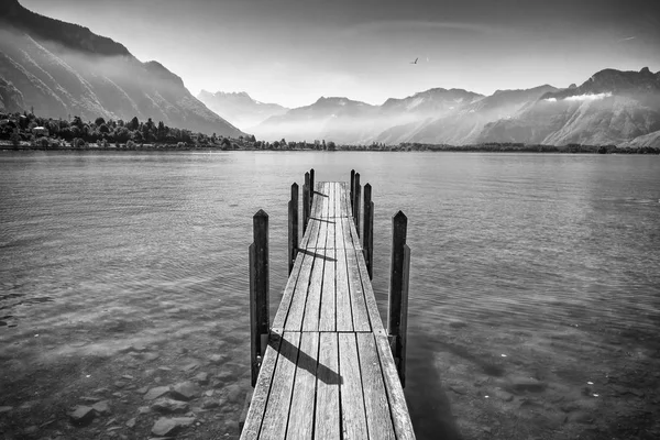 Idyllischer Steg am Genfer See in der Schweiz — Stockfoto