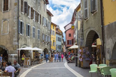 Pitoresk tarihi kent merkezine ve yaz aylarında Annency şehirde turist 