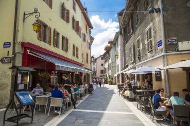 Pitoresk tarihi kent merkezine ve yaz aylarında Annency şehirde turist 