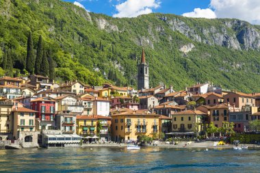 Como Gölü'nün ve renkli Varenna kasaba İtalya