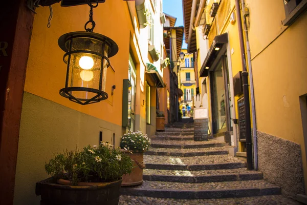 Estrecha Hermosa Calle Del Casco Antiguo Bellagio Ciudad Lombardía Italia — Foto de Stock
