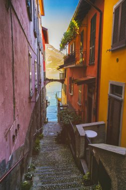Dar sokak Lake Como İtalya aşağı gidiyor 