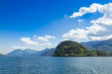 Güzel Itailan dağ Lombardiya'daki Como Gölü