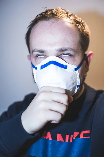 Man with real Coronavirus COVID-19 disease symptoms wears a protective mask — Stock Photo, Image