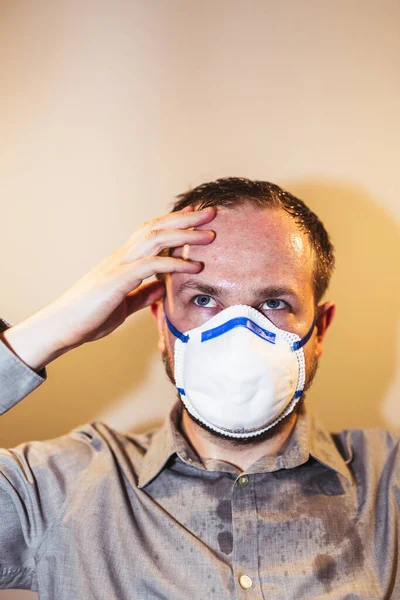 Hombre con verdadero Coronavirus COVID-19 síntomas de la enfermedad lleva una máscara protectora —  Fotos de Stock