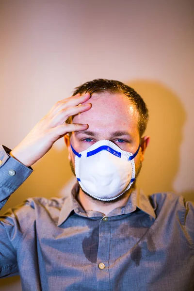 Man with real Coronavirus COVID-19 disease symptoms wears a protective mask — Zdjęcie stockowe