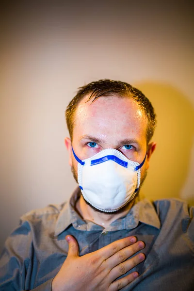 Hombre con verdadero Coronavirus COVID-19 síntomas de la enfermedad lleva una máscara protectora —  Fotos de Stock