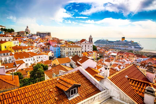 Alfama oude stadsdeel gezien vanaf Miradouro das Portas do Sol observatiepunt in Lissabon, Portugal — Stockfoto