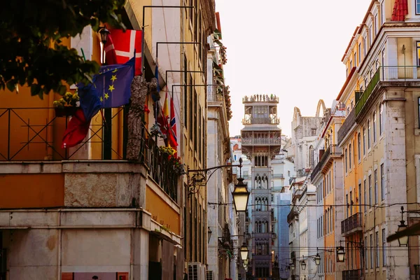 Imagen nocturna de verano de Santa Justa Lift en Lisboa, Portugal — Foto de Stock