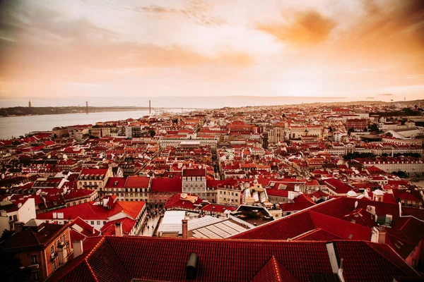 Panorama frumoasă a orașului vechi și a districtului Baixa din orașul Lisabona în timpul apusului de soare, văzută de pe dealul Castelului Sao Jorge, Portugalia — Fotografie, imagine de stoc