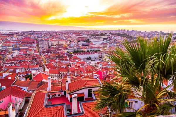 Prachtig panorama van de oude stad en de wijk Baixa in Lissabon bij zonsondergang, gezien vanaf Sao Jorge Castle hill, Portugal — Stockfoto