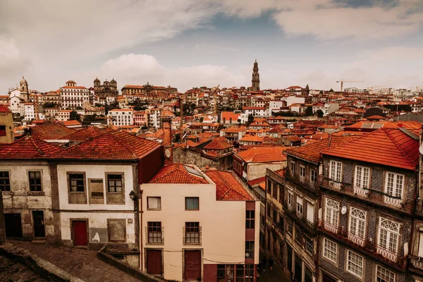 Panorama frumoasă a clădirilor istorice ale orașului vechi din Porto, Portugalia — Fotografie, imagine de stoc