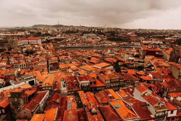 Frumoase clădiri istorice vechi din orașul Porto, văzute din Turnul Clerigos, parte a Bisericii Clericilor, Portugalia — Fotografie, imagine de stoc