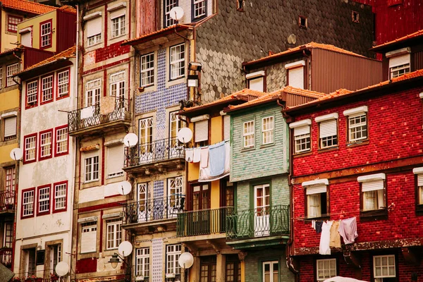 Belas construções históricas coloridas na cidade velha de Ribeira, na cidade do Porto, Portugal — Fotografia de Stock