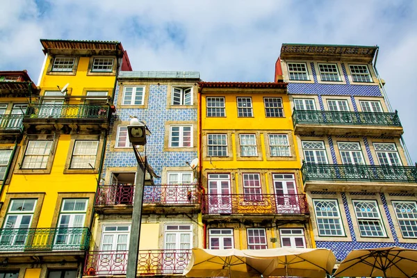 Belas construções históricas coloridas na cidade velha de Ribeira, na cidade do Porto, Portugal — Fotografia de Stock